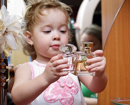 Nên hay không việc cho trẻ em sử dụng nước hoa?