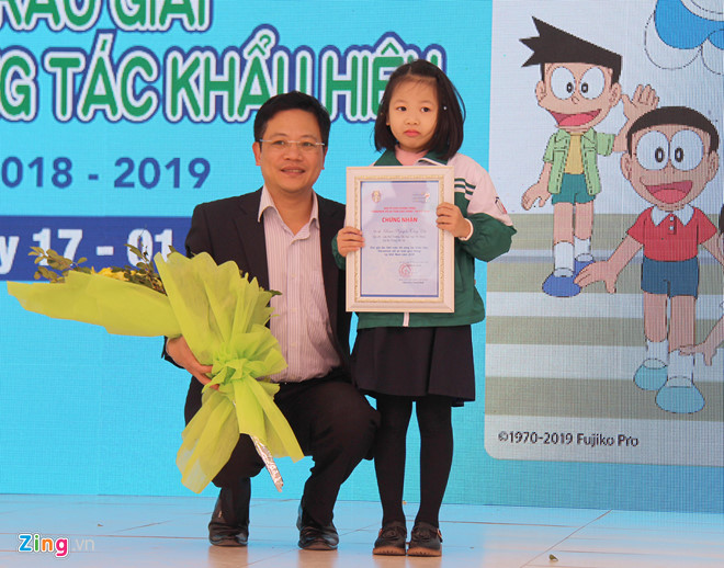 Cô bé 6 tuổi đoạt giải đặc biệt cuộc thi về luật giao thông
